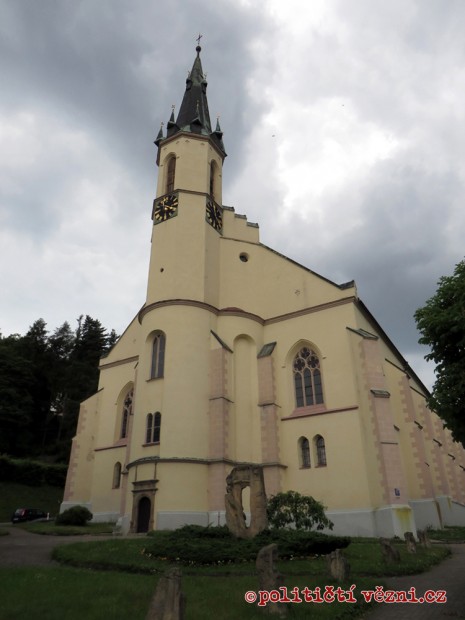 V blízkosti majestátního kostela sv. Jáchyma se nachází úvodní panel naučné stezky. Odtud se vydáváme na poslední kontrolu před jejím uvedením do provozu. 